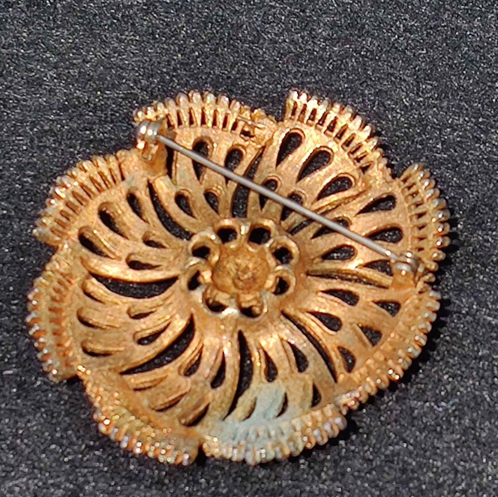 Vintage heavy gold flower brooch - Picture 2 of 2